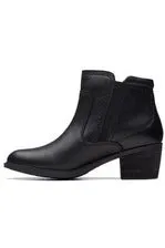 Clarks Boots Neva Zip in Black Leather